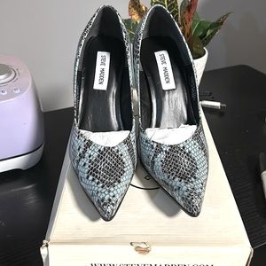 Steve Madden toxic blue python, stiletto, high Hill shoe